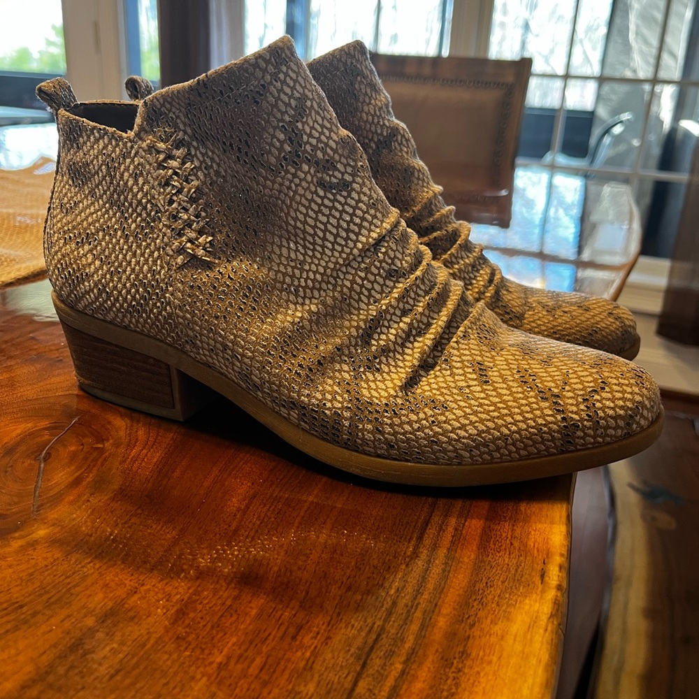 Ladies ankle boots 8.5
